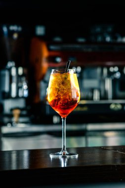Klasik İtalyan Aperol sprey kokteyli.