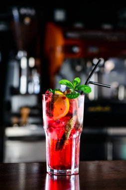 Limonlu ahududu pembesi mojito limonata ve bar tezgahında taze nane şekeri. Yaz tazeleyici kokteyl.