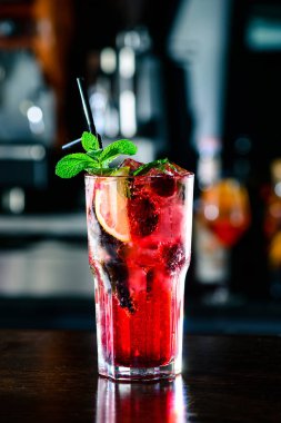 Limonlu ahududu pembesi mojito limonata ve bar tezgahında taze nane şekeri. Yaz tazeleyici kokteyl.