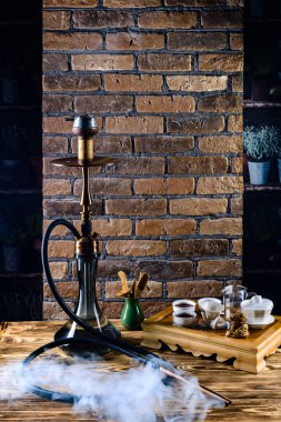 bir tuğla duvarın arka planda nargile