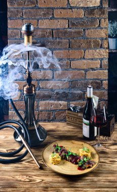 bir tuğla duvarın arka planda nargile