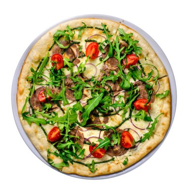 Taze roka ve domates pizzası izole edilmiş beyaz arka plan