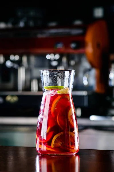 Sangria bor kevert narancs, alma borospohárban fekete alapon — Stock Fotó