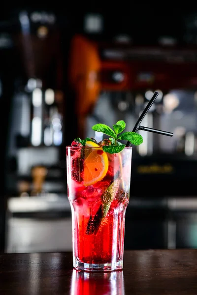 Βατόμουρο ροζ Mojito Λεμονάδα με lime και φρέσκο δυόσμο σε ποτήρι στο μπαρ μετρητή σε ένα νυχτερινό κέντρο διασκέδασης. Θερινό δροσιστικό κοκτέιλ. — Φωτογραφία Αρχείου
