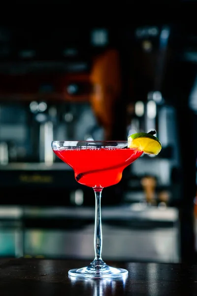 Coquetel cosmopolita com limão no balcão de bar em uma boate — Fotografia de Stock