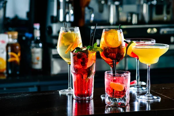 Urval av cocktails martini spritz i bar suddig bakgrund — Stockfoto