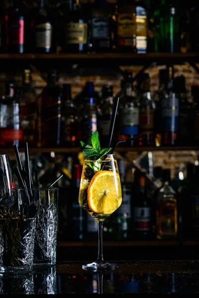 Апельсиновий коктейль у келиху з м'ятою — стокове фото