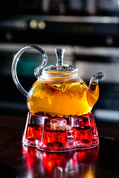 Portakallı bir kafede sıcak meyveli çaydanlık.