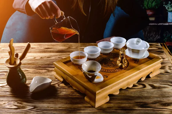 Tea ceremony, the girl pours tea puer in bowls — Stock Photo, Image