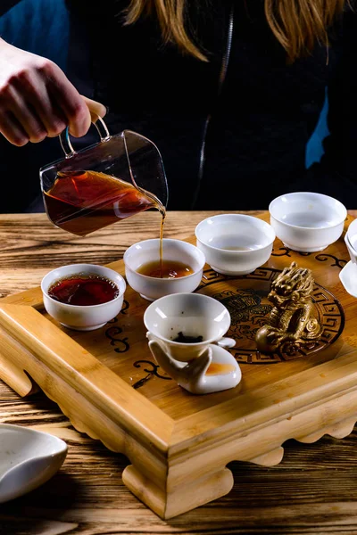 Tea ceremony, the girl pours tea puer in bowls — Stock Photo, Image