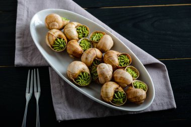 Salyangoz de Bourgogne - Otlu salyangozlar tereyağı, Fransız geleneksel gurme yemeği