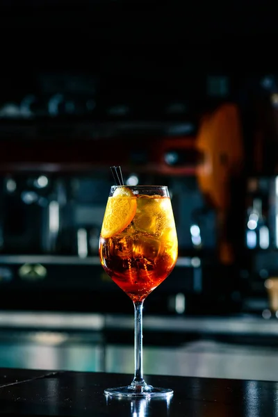 Klassieke Italiaanse Aperol spritz cocktail — Stockfoto