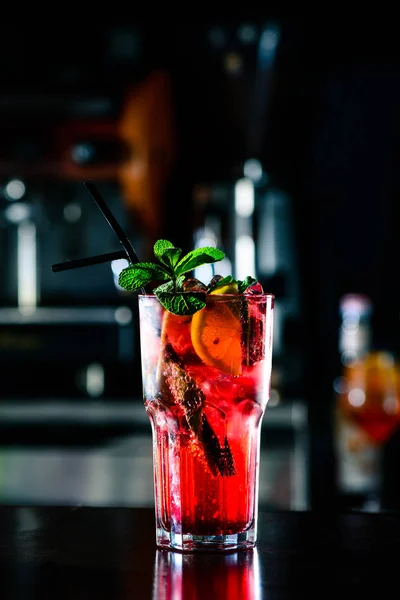 Βατόμουρο ροζ Mojito Λεμονάδα με lime και φρέσκο δυόσμο σε ποτήρι στο μπαρ μετρητή σε ένα νυχτερινό κέντρο διασκέδασης. Θερινό δροσιστικό κοκτέιλ. — Φωτογραφία Αρχείου