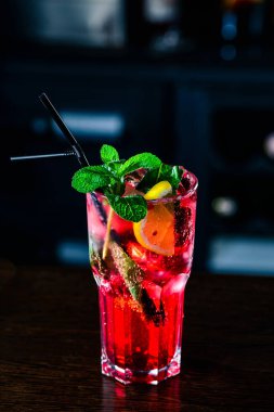 Limonlu ahududu pembesi mojito limonata ve bar tezgahında taze nane şekeri. Yaz tazeleyici kokteyl.