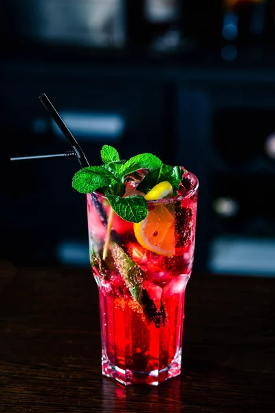 Málna rózsaszín Mojito limonádé lime és friss menta üveg a bárpulton egy nightclub. Nyári frissítő koktél. — Stock Fotó