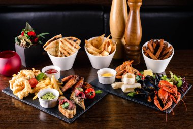 kızarmış deniz ürünleri kalamar, karides, ahşap midye sosu