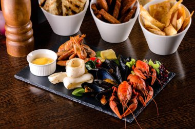 kızarmış deniz ürünleri kalamar, karides, ahşap midye sosu