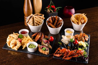 Deniz ürünleri seti: kırmızı ve siyah havyar, kıllı yengeç uzvu, kar yengeci uzvu, uzak doğu Kamçatka yengeci