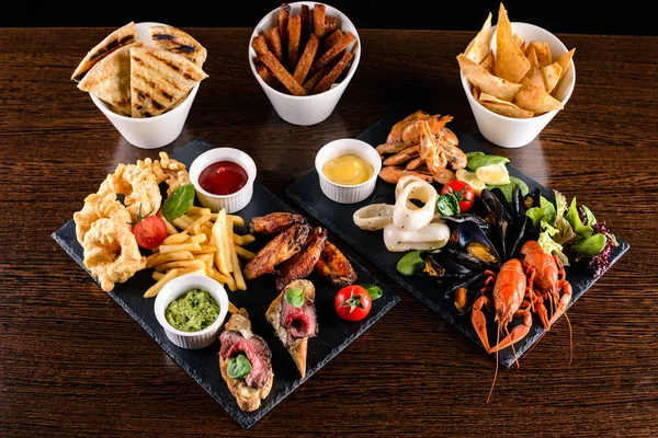 Deniz ürünleri seti: kırmızı ve siyah havyar, tüylü yengeç uzuv