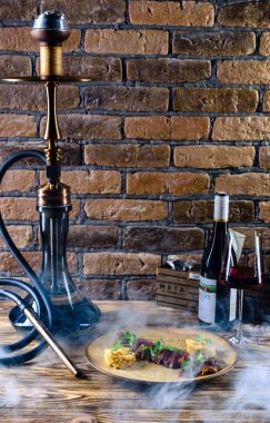 bir tuğla duvarın arka planda nargile