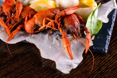 Ahşap bir masa üzerine haşlanmış kerevit