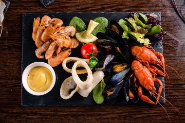 Deniz ürünleri tabağı. Akdeniz mutfağı restoran foodseafood tabağı. Akdeniz mutfağı restoran gıda