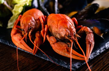 Ahşap bir masa üzerine haşlanmış kerevit