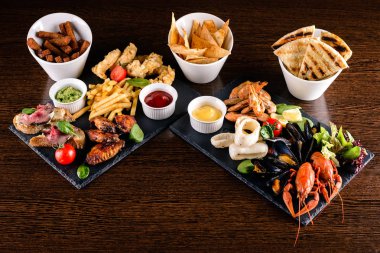 Deniz ürünleri seti: kırmızı ve siyah havyar, tüylü yengeç uzuv