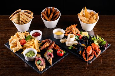 kızarmış deniz ürünleri kalamar, karides, ahşap midye sosu