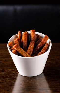 ahşap bir masada kraker aperatifler