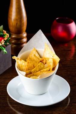 tahta bir masada kraker aperatifler. kopyalama alanı