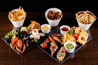 Deniz ürünleri seti: kırmızı ve siyah havyar, tüylü yengeç uzuv