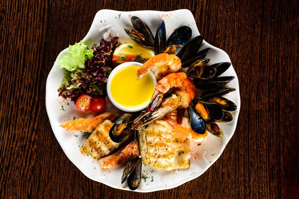 Placa de mariscos en el restaurante — Foto de Stock