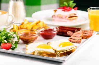 pastırma, yumurta, tost ve kızarmış patates ile kahvaltı gıda tabağı