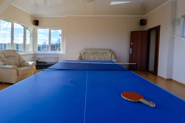Entertainment room with vaulted ceiling View of tennis table