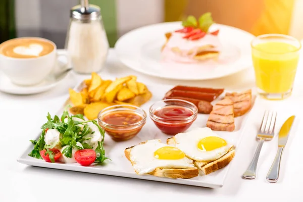 Énorme petit déjeuner sain tartiné sur une table avec café, jus d'orange, fruits, muesli, saumon fumé, oeuf — Photo