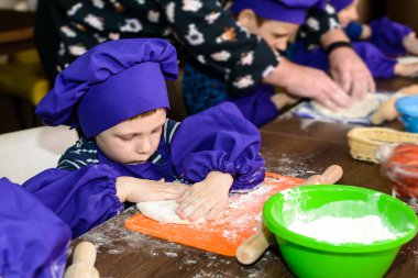 Pizza hamur hazırlama Şef şapkalı çocuk
