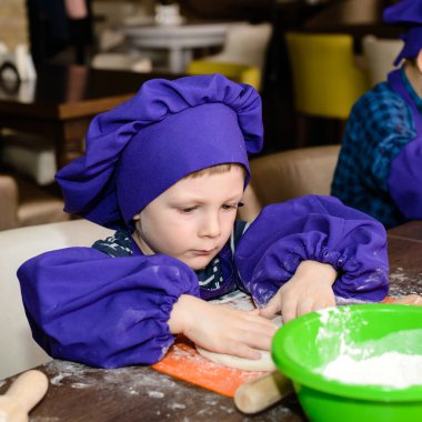 Pizza hamur hazırlama Şef şapkalı çocuk