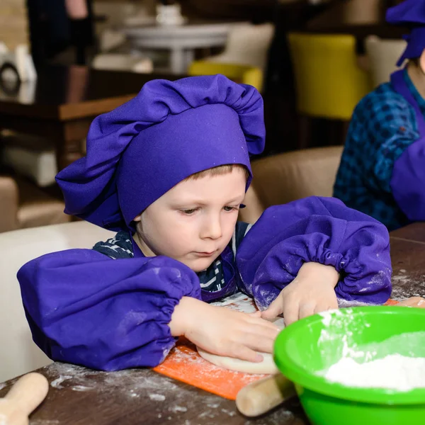 Pizza hamur hazırlama Şef şapkalı çocuk