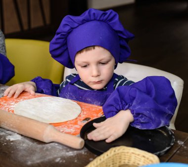 Küçük aşçı. Çocuklar pizza yapar. İtalyan pizza pişirme çocuklar için Master class