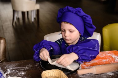 Küçük aşçı. Çocuklar pizza yapar. İtalyan pizza pişirme çocuklar için Master class