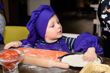 Küçük aşçı. Çocuklar pizza yapar. İtalyan pizza pişirme çocuklar için Master class