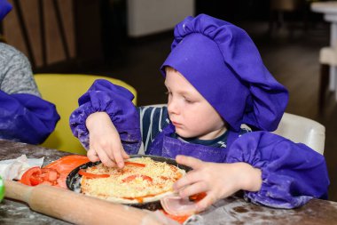 Küçük aşçı. Çocuklar pizza yapar. İtalyan pizza pişirme çocuklar için Master class
