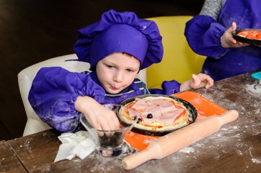 Küçük aşçı. Çocuklar pizza yapar. İtalyan pizza pişirme çocuklar için Master class