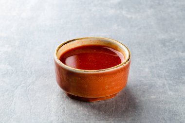 Domates ve biber sosu, gri bir taş üzerinde ketçap