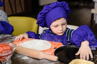 Küçük aşçı. Çocuklar pizza yapar. İtalyan pizza pişirme çocuklar için Master class