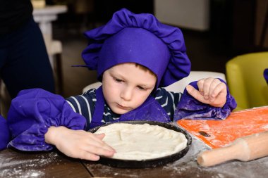 Küçük aşçı. Çocuklar pizza yapar. İtalyan pizza pişirme çocuklar için Master class