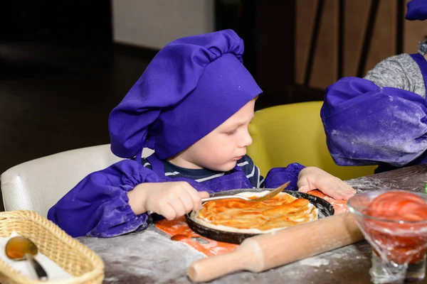 İtalyan yemekleri, pizza pişirme — Stok fotoğraf