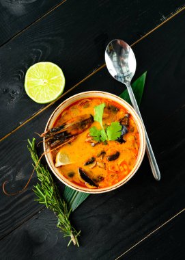 Tom Yam kung Baharatlı Tayland çorbası karides, deniz mahsulü, hindistan cevizi sütü ve biber biberi