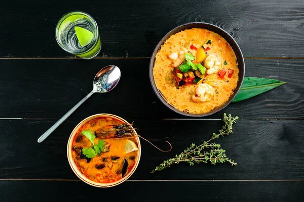 Том Ям кунг Гострий тайський суп з креветками, морепродуктами, кокосовим молоком і перець чилі в чашці. — стокове фото